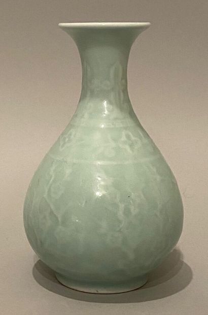 CHINE. Vase à haut col en porcelaine vert...