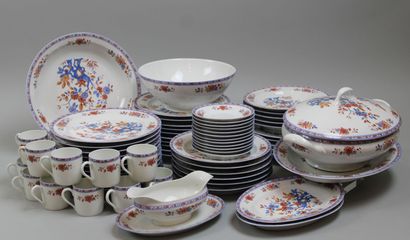 null Limoges, Important partie service de table en porcelaine à décor Imari, comprenant,...