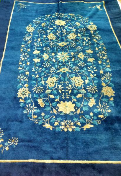 null Tapis chinois à décor floral crème et bleu ciel clair sur bleu foncé. 180 x...