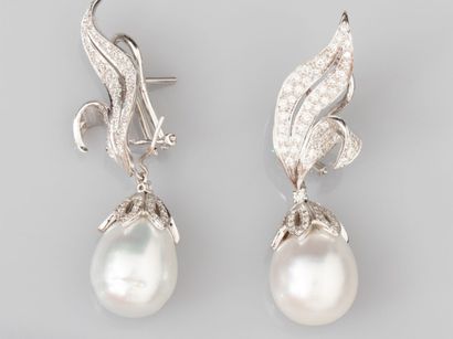 Pair of large earrings in 750°/°°(18K) white...