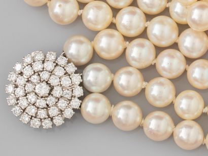 Beau collier formé de trois rangs de perles...