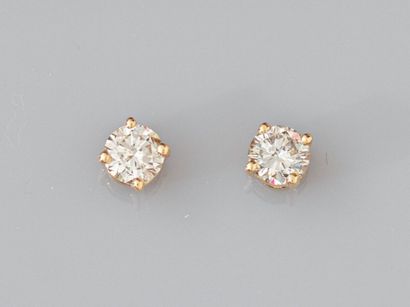null Paire de puces en or jaune 585°/°°(14K), chacune est sertie d'un diamant légèrement...