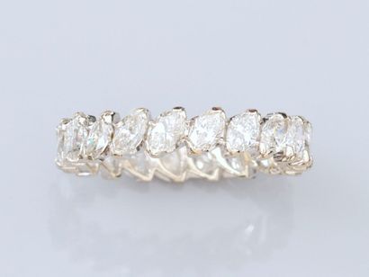Diamond wedding band in 750°/°°(18K) white...