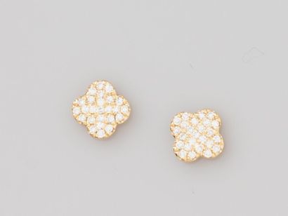 null Paire de puces en or jaune 585°/°°(14K), serties de diamants taille brillant...