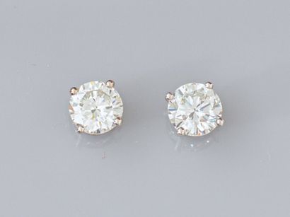 Pair of chips in 585°/°°(14K) white gold,...