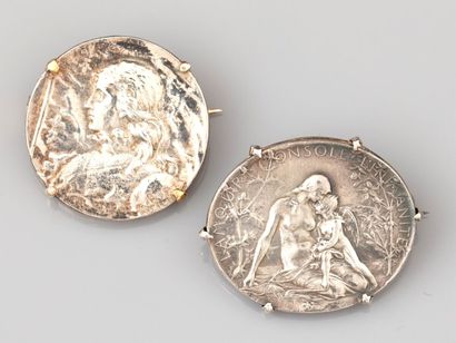 null Lot en argent 800, composé de deux broches serties de deux médailles "Jeanne...