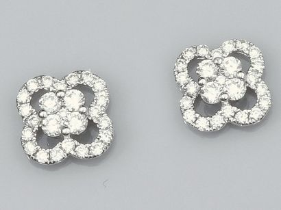Pair of openwork flower earrings in 750°/°°(18K)...