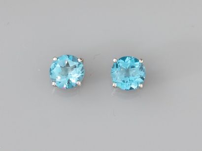 null Pair of chips in 750°/°°(18K) white gold, each set with a round blue topaz,...