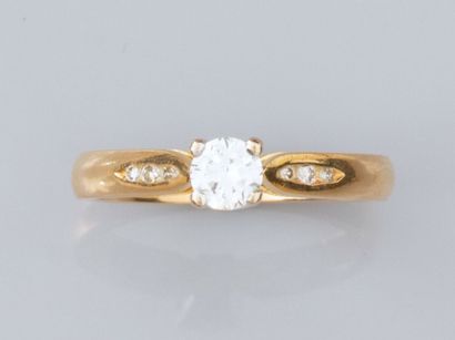 Solitaire ring in two-tone 750°/°°(18K) gold,...