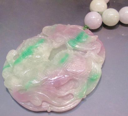null Important sautoir de jade traité, formé de boules et motif sculpté