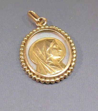 Médaille religieuse ovale en or jaune, ornée...