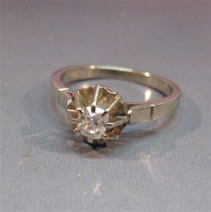 null Petite bague en or gris sertie d'un diamant taille ancienne monté en solitaire....