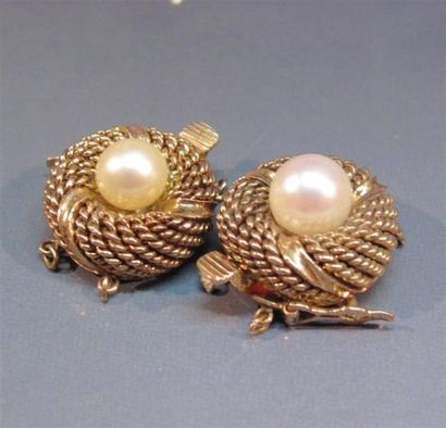 null Deux fermoirs de colliers en or jaun14 K fileté sertis chacun d'une perle de...