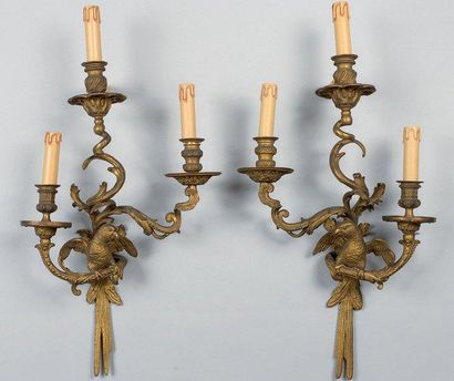 null PAIRES D'APPLIQUES en bronze doré à trois bras de lumière, à décor de perroquets....