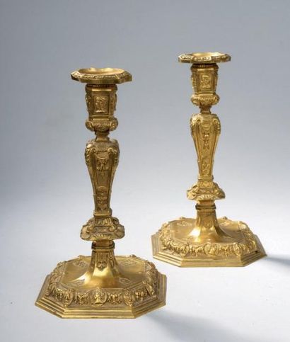 null PAIRES DE BOUGEOIRS en bronze doré ciselé, à décor de profils d'empereurs. Epoque...