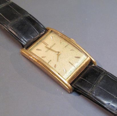 JAEGER LECOULTRE Montre bracelet d 'homme à boitier rectangulaire en or jaune. bracelet...