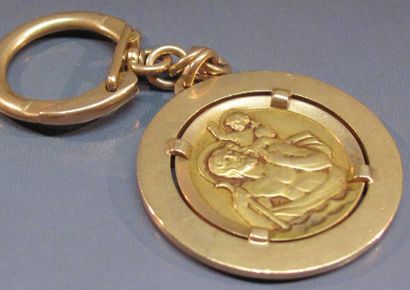 null Porte clé en or jaune orné d'une médaille St Christophe. 18.80 g