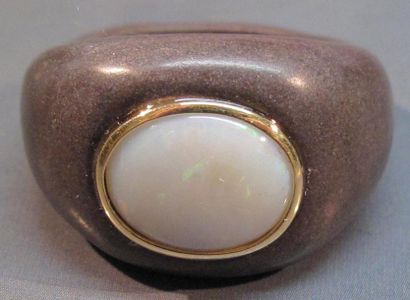 null Bague boule en pierre dure brune, ornée d'une opale ovale cerclée d'or