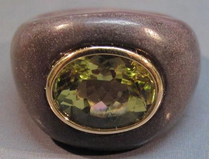 null Bague boule en pierre dure brune, ornée d'un quartz vert ovale cerclé d'or