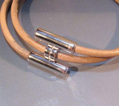 HERMES Bracelet tourbillon en métal palladié et cuir naturel. Signé. Pochette.