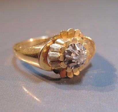 null Bague en or jaune centrée d'un petit diamant taille brillant. 3.20 g. TDD 5...