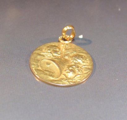 null Médaille en or jaune à décor d'angelots. 1.90 g