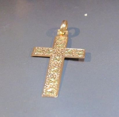 null Pendentif croix en or deux tons à décor de lierre. Vers 1900. 1.60 g