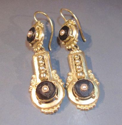 null Paire de pendants d'oreilles en or jaune repercé sertis d'onyx et demi-perles....
