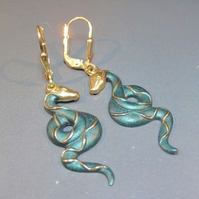 null Paire de pendants d'oreilles en or jaune émaillé à motif de serpents. 2.30 ...