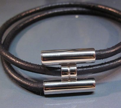 null HERMES Bracelet tourbillon en cuir noir, la boucle palladiée. Signé. Pochet...