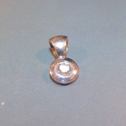 null Pendentif en or gris centré d'un diamant taille brillant serti clos. 0.90 g