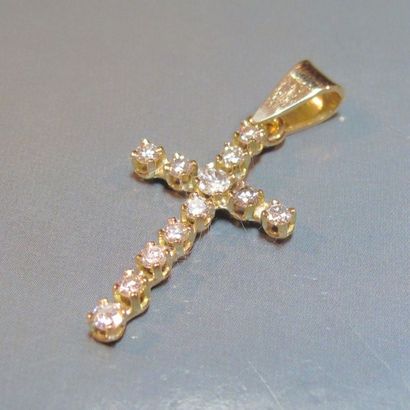 null Petite croix en or jaune sertie de diamants taille brillant en ligne. 2.30 ...