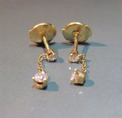null Paire de boucles d'oreilles en or jaune 18 K , chacune est sertie e deux diamants...