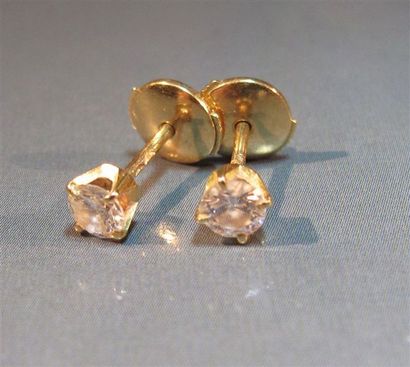 null Paire de clous en or jaune, chacun est serti d'un diamant taille brillant (2X0.18...