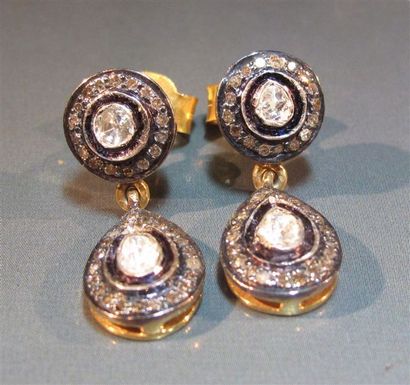 null Paire de boucles d'oreilles en argent et vermeil, ornés d'émail et, sertis de...