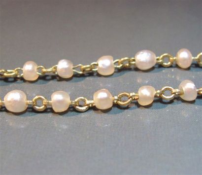 null Bracelet en or jaune 18 K orné de perles. Vers 1930. 3.20 g. L : 18 cm