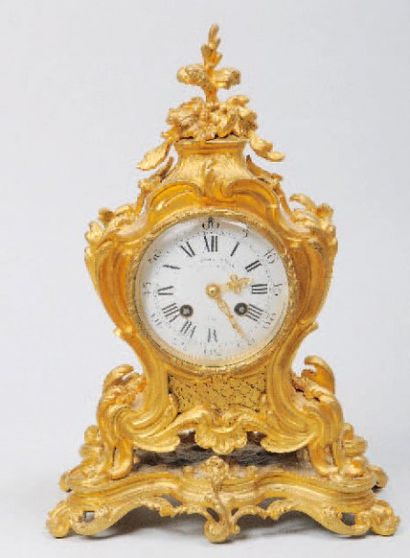 null PENDULE en bronze doré, Louis XV. Cadran signé BAILLY WEIBEL-HONEGGER. H : 36...