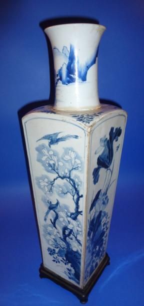 null Important vase balustre à panse quadrangulaire, en porcelaine et décor en bleu...