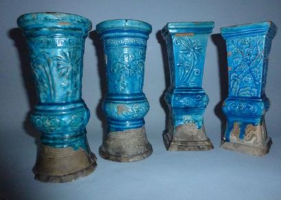 null Ensemble de quatre vases d'autel en céramique vernissée turquoise, dont deux...