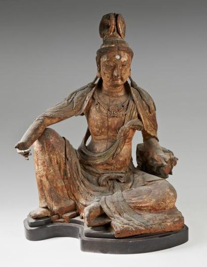 CHINE - Epoque SONG (960 - 1279) Grande statue de bouddha en bois à traces de polychromie,...