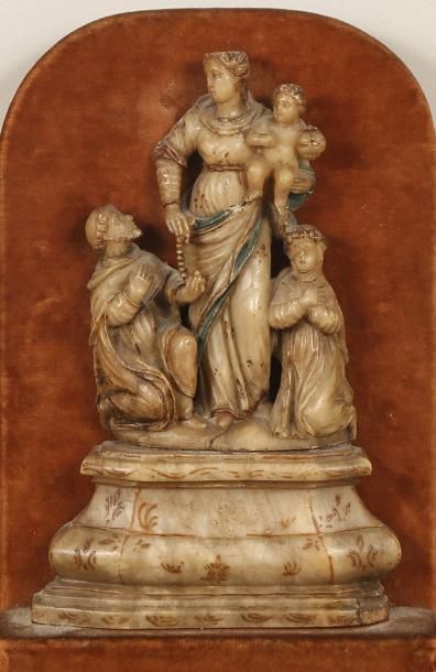null Bas-relief en albâtre polychrome (Vierge à l'enfant Jésus et personnages) Travail...