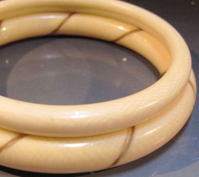 null Deux bracelets jonc en ivoire (accident sur l'un)
