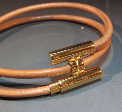 HERMES Bracelet Tournis en cuir naturel et boucle plaquée or. Signé. Boîte