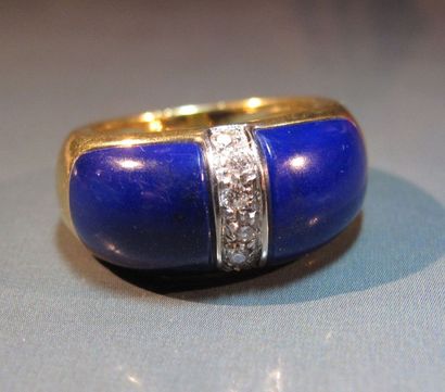 null Bague bandeau en or jaune 18 K sertie de lapis lazuli et diamants taille brillant....