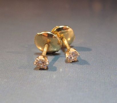 null Paire de clous d'oreilles en or jaune 18 K chacun serti d'un petit diamant taille...