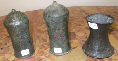 null Deux situles et un vase dont deux ornés. Bronze. Accidents. Louristan, IXe-VIIe...