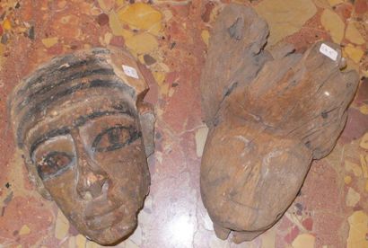 null Deux masques de sarcophage. Bois. Accidents. Égypte, Basse Époque. Hauteurs:...