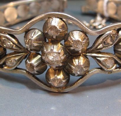 null Bracelet en argent orné de diamants taillés en roses sertis clos. Charnière....