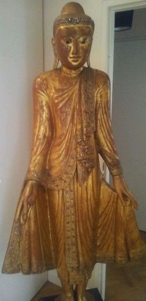 null Grande statue de bouddha debout en bois laqué or et

 rouge, les mains posées...