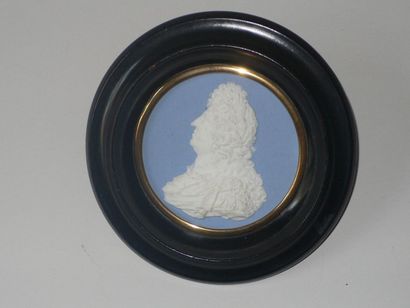 null Médaillon en porcelaine de SEVRES « Profil de Louis XIV ». Epoque Restauration....